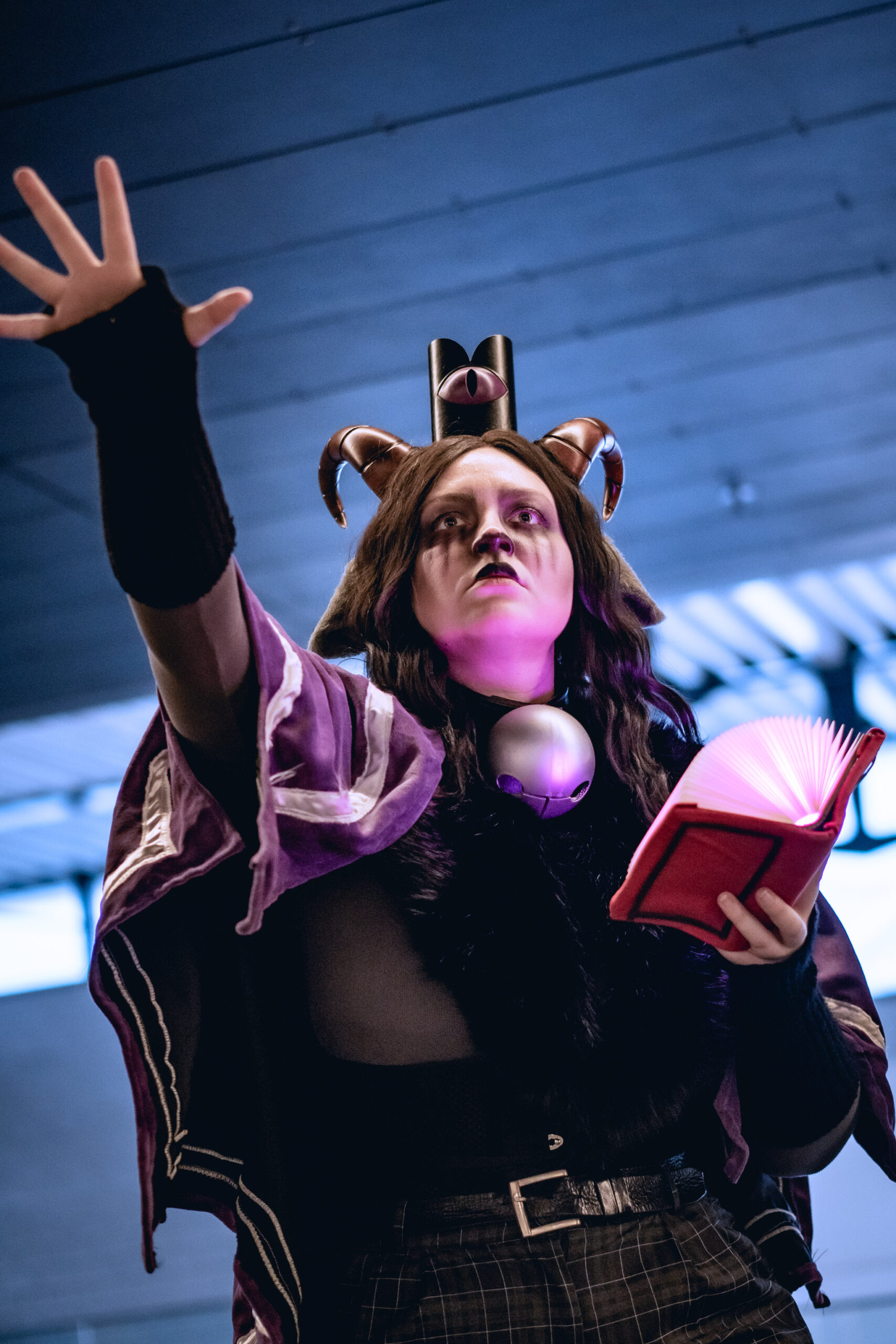 Nederlandse cosplayer Duvvdee_ in haar Cult of the Lamb cosplay 