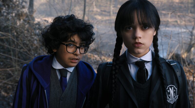 Moosa Mostafa en Jenna Ortega in Wednesday. Mostafa komt naar Comic Con Holland.