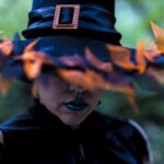 Een dame in een heksenkostuum. Zij zou een bezoeker van Fantasy Fest kunnen zijn.