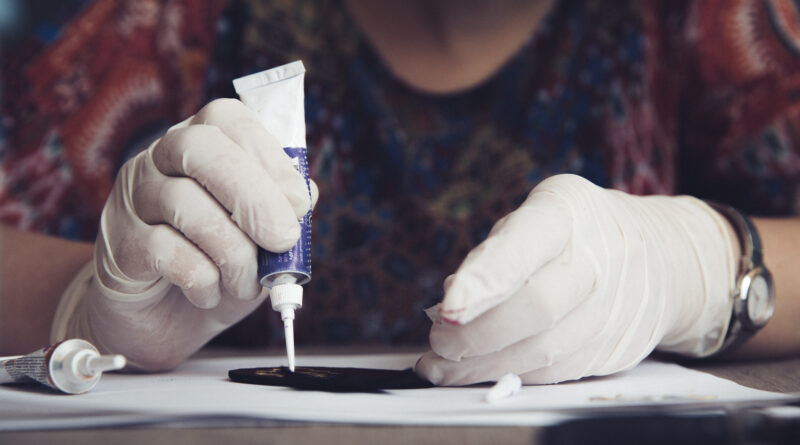 Vrouw die bezig is met superlijm, secondelijm of CA-lijm